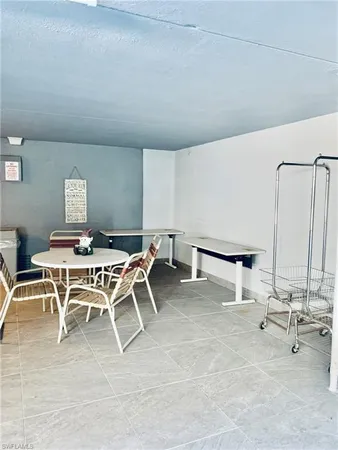 $1,400 | 826 Wiggins Pass Road, Unit 214, Naples, FL 34110