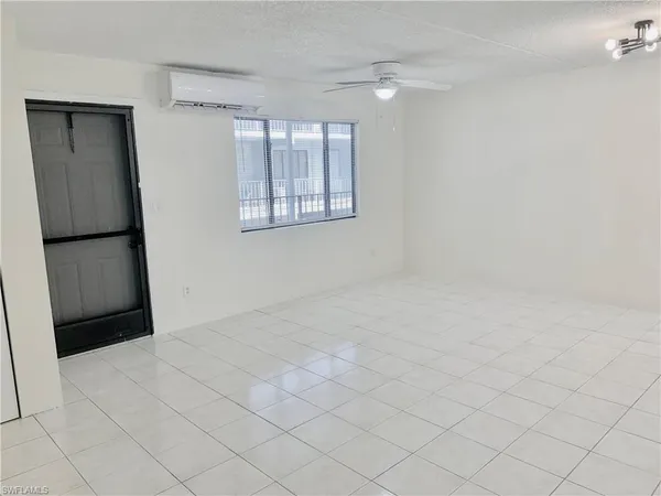 $1,400 | 826 Wiggins Pass Road, Unit 214, Naples, FL 34110