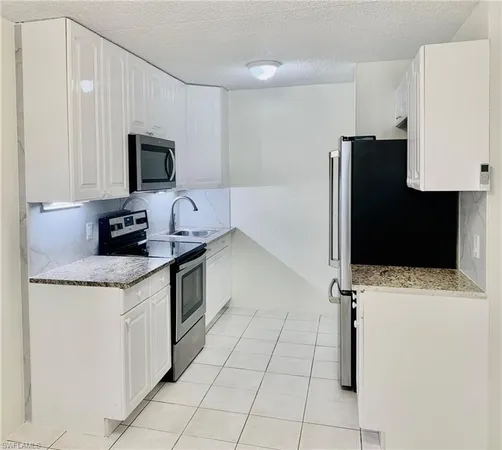 $1,400 | 826 Wiggins Pass Road, Unit 214, Naples, FL 34110