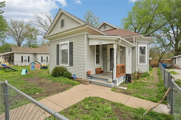 $150,000 | 743 South Locust Street, Ottawa, KS 66067