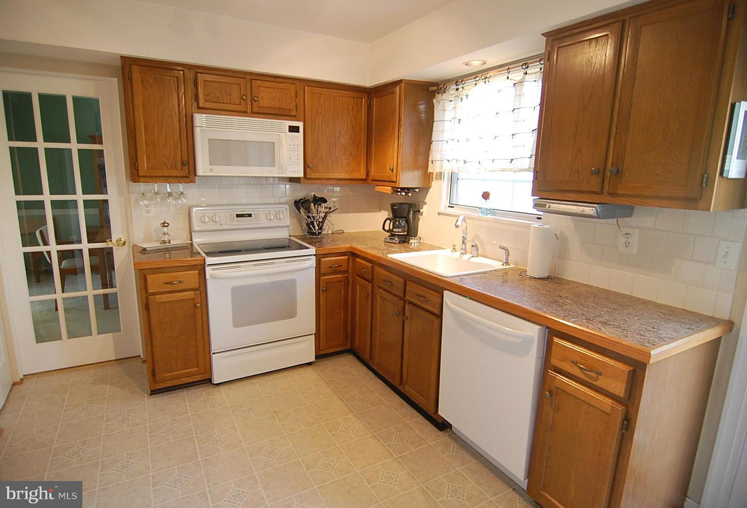 926 Pointer Ridge Drive Gaithersburg, MD 20878 - Photo 5 of 26 Kitchen
