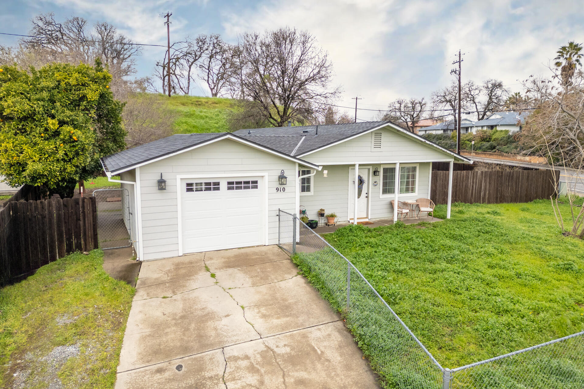 a view of a house with backyard and garden