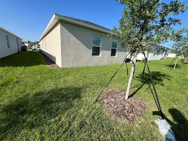 a view of front of house with yard