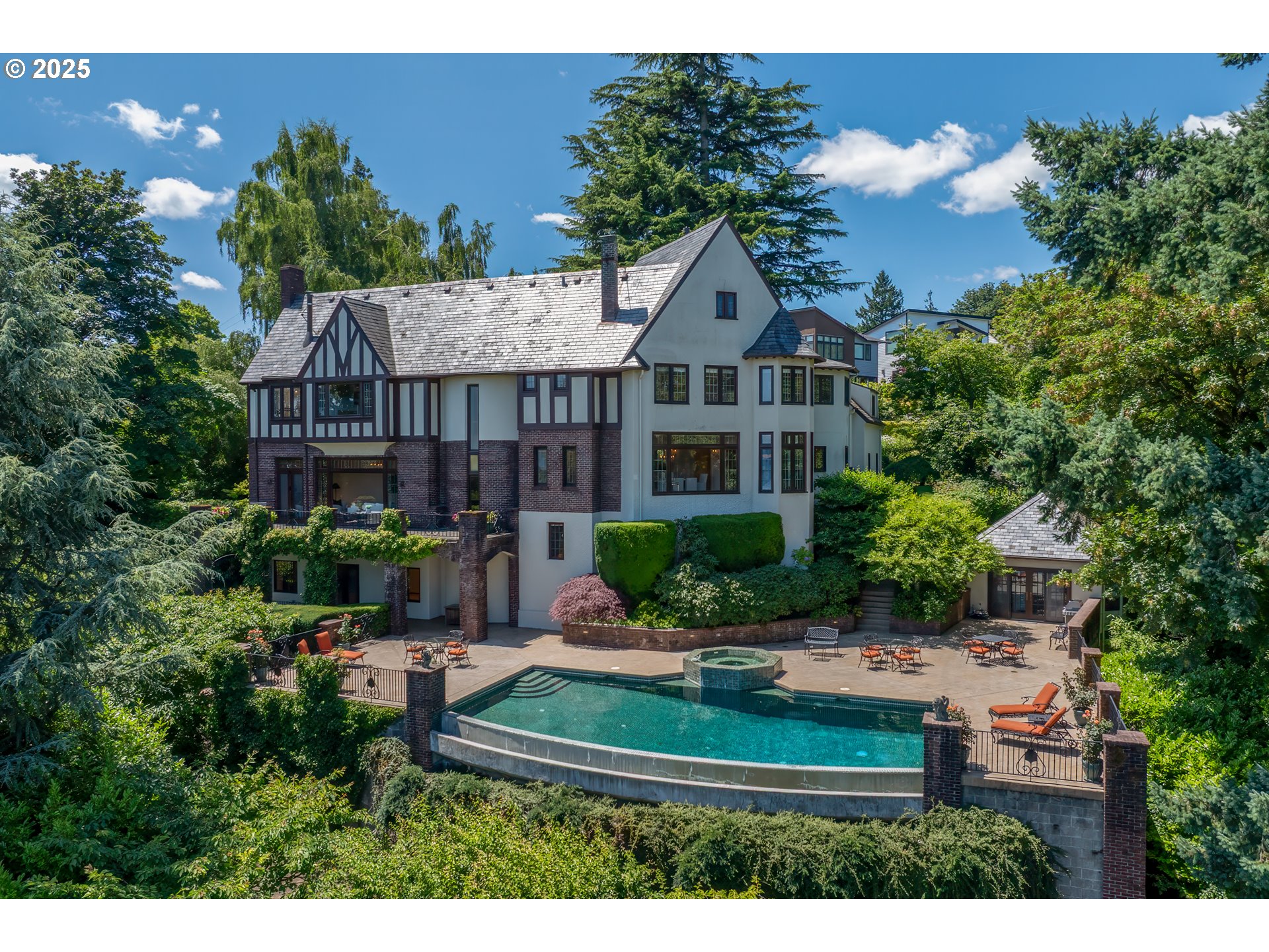 5570 Southwest Menefee Drive Portland, OR 97239 - Photo 2 of 48