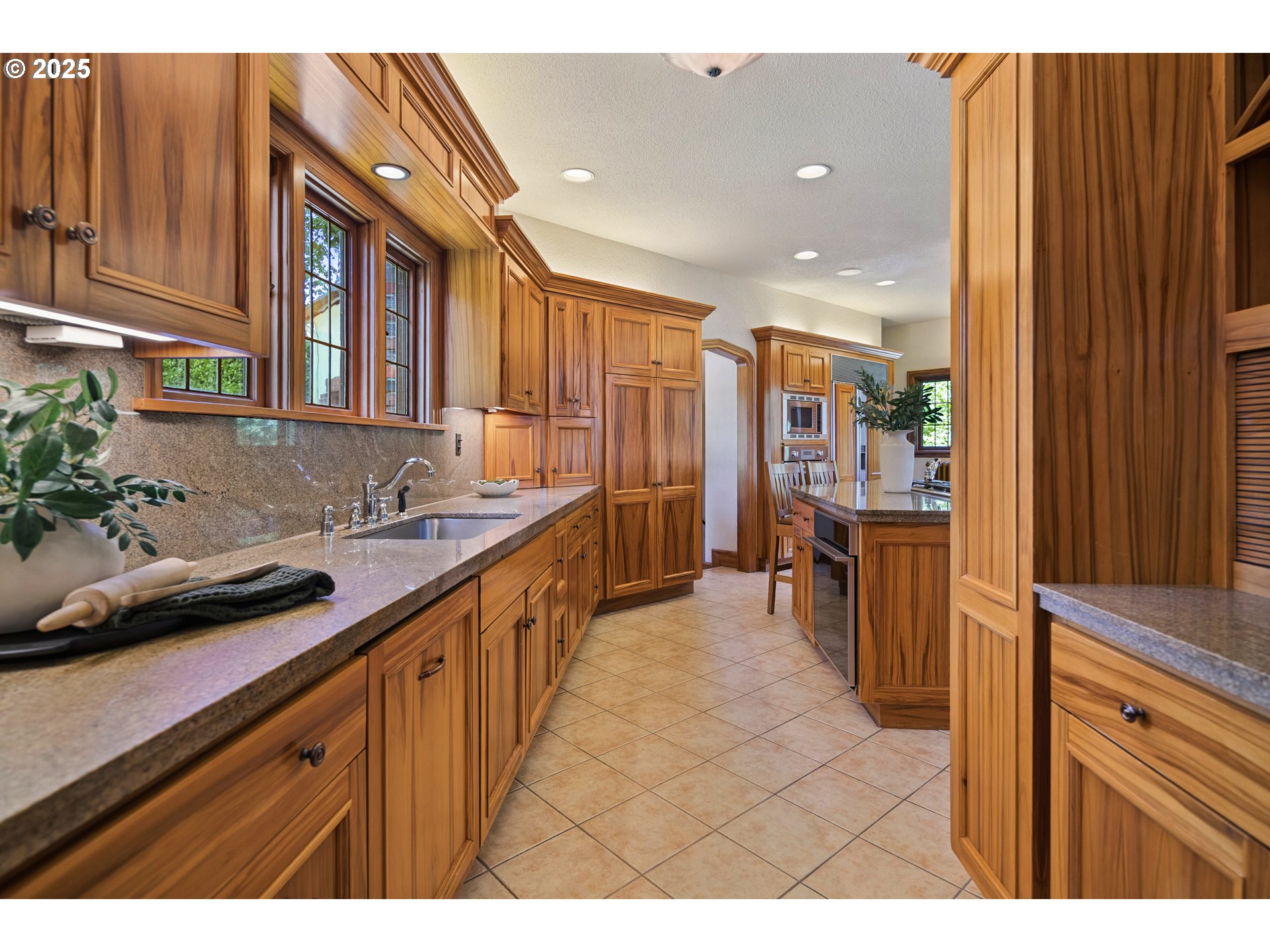 5570 Southwest Menefee Drive Portland, OR 97239 - Photo 22 of 48