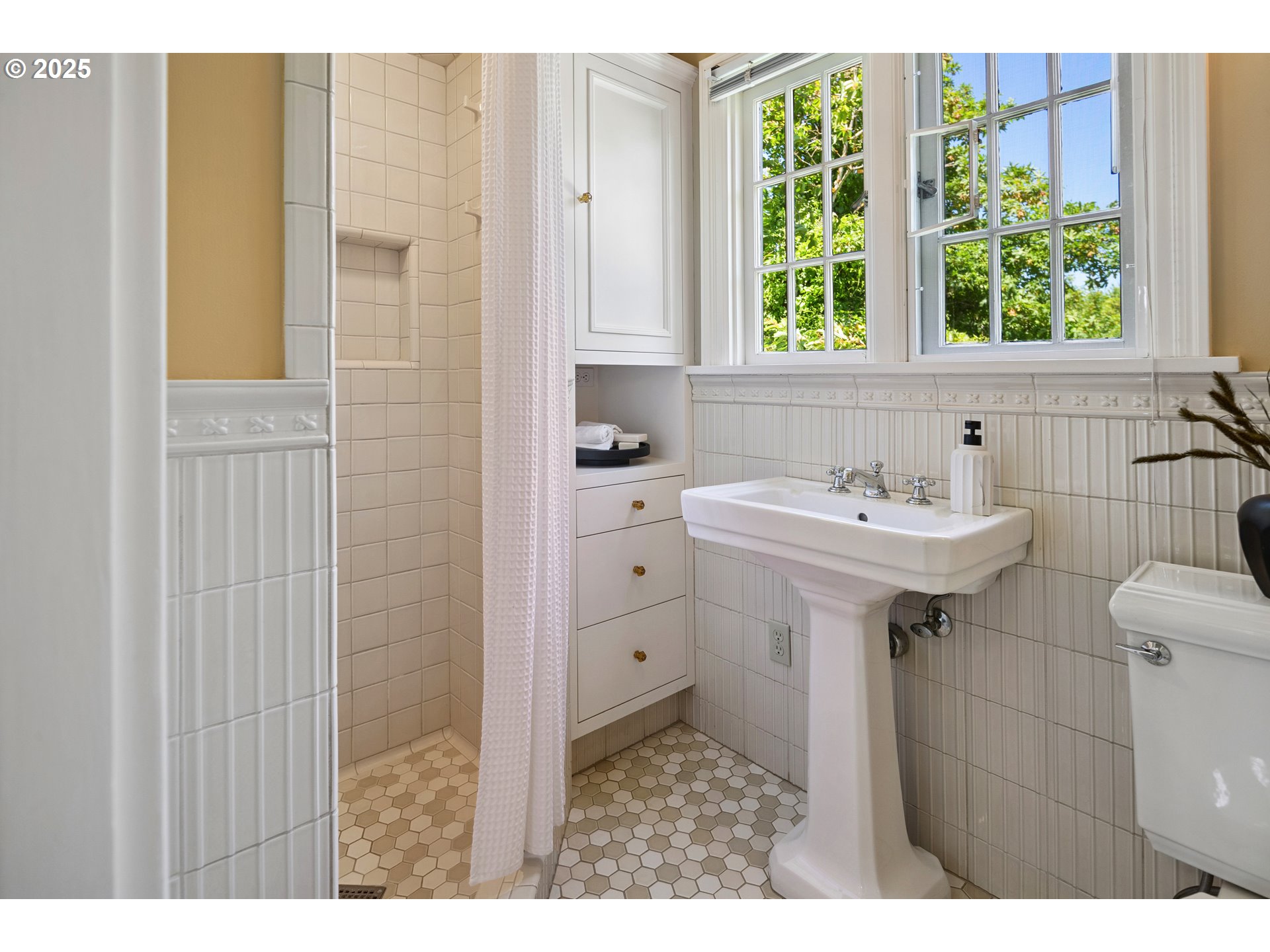 5570 Southwest Menefee Drive Portland, OR 97239 - Photo 37 of 48