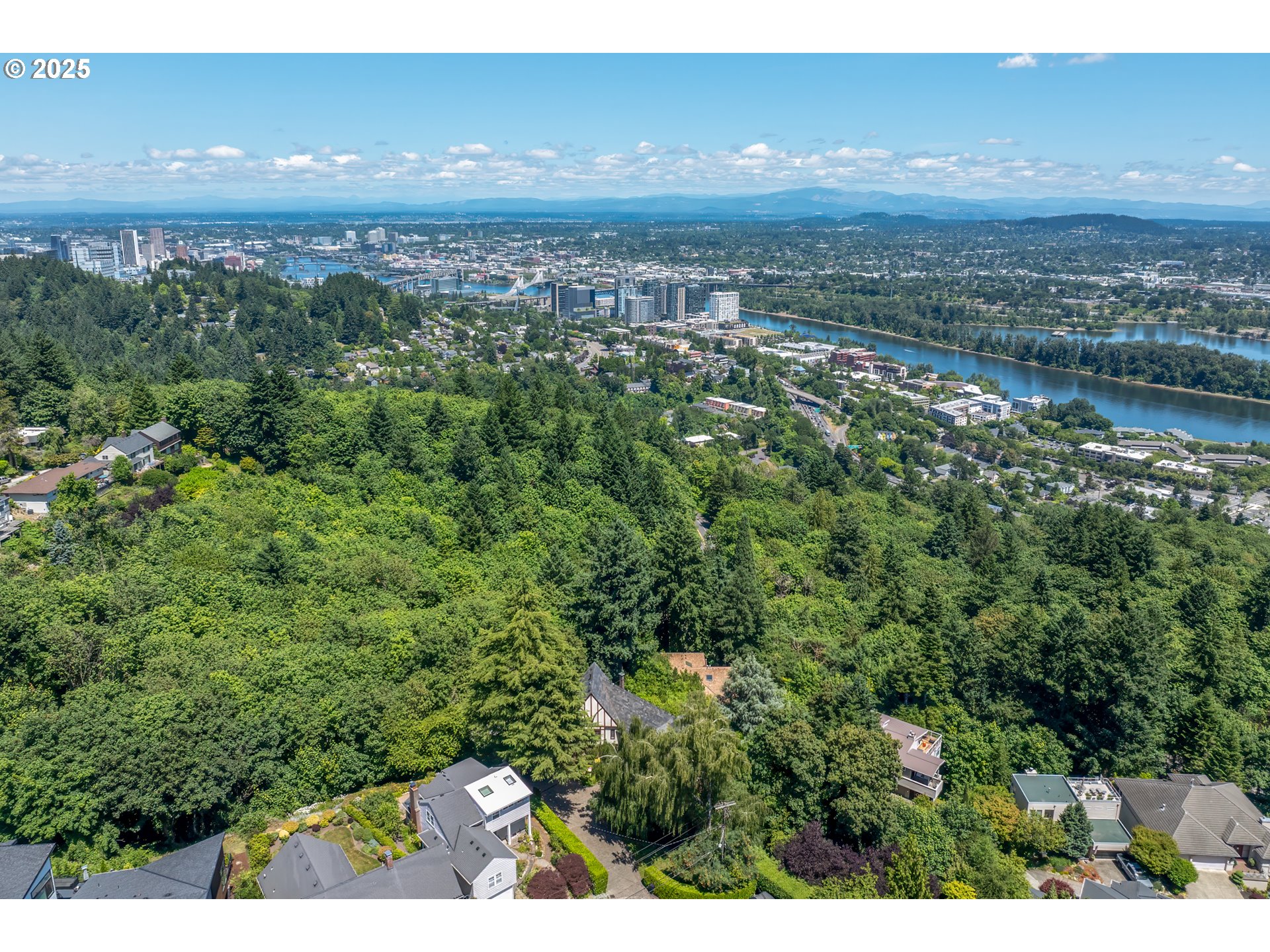 5570 Southwest Menefee Drive Portland, OR 97239 - Photo 4 of 48