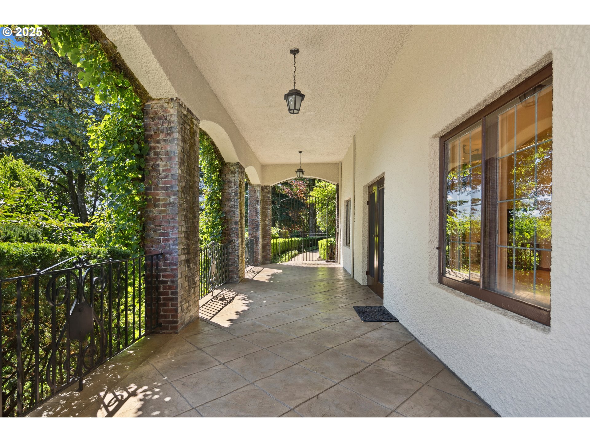 5570 Southwest Menefee Drive Portland, OR 97239 - Photo 41 of 48