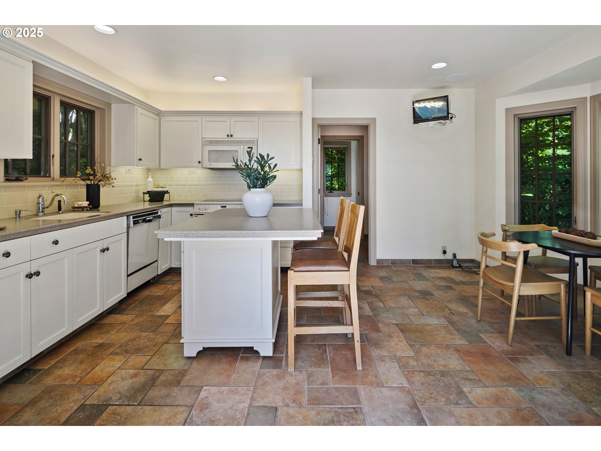 5570 Southwest Menefee Drive Portland, OR 97239 - Photo 45 of 48