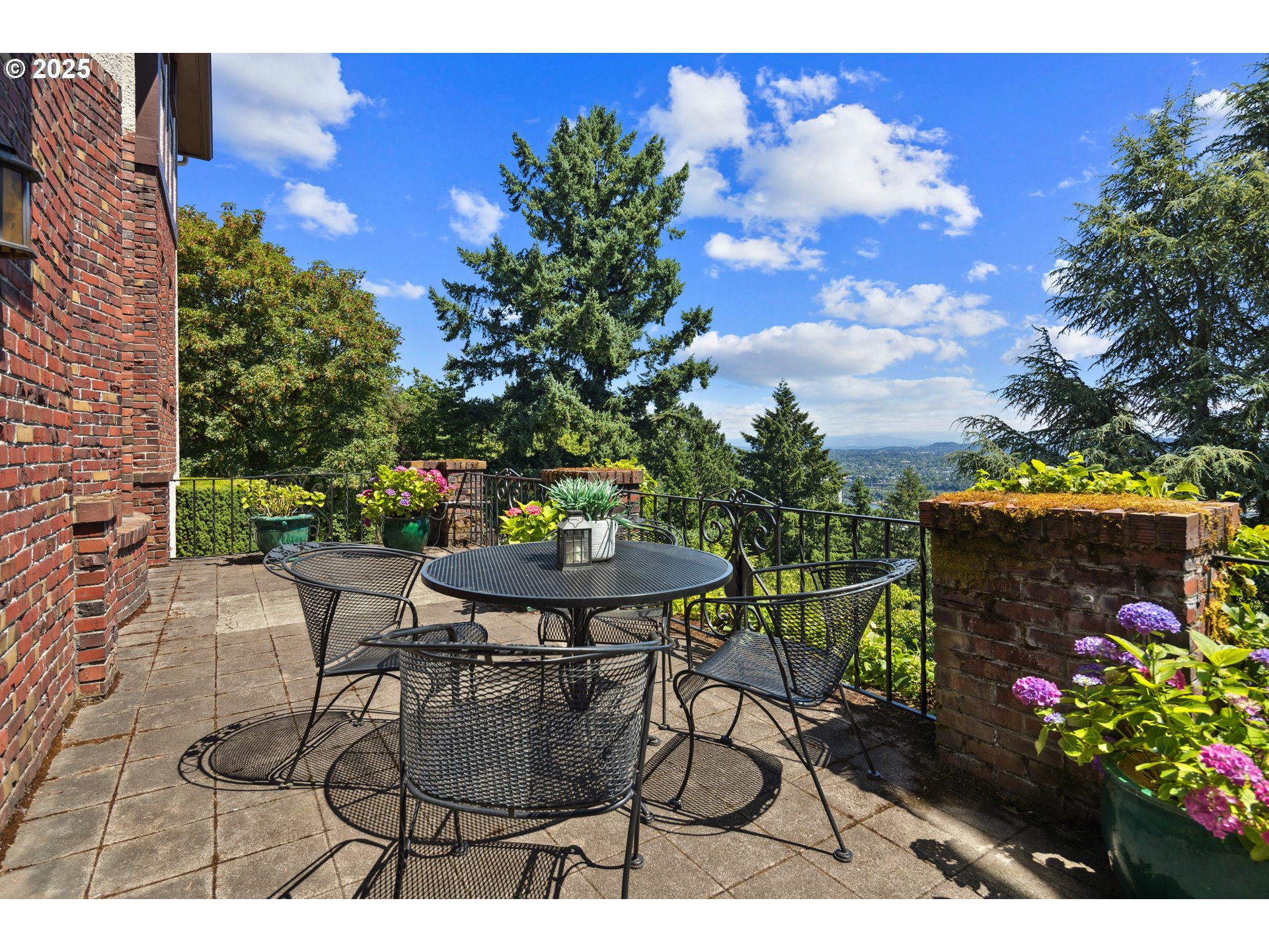 5570 Southwest Menefee Drive Portland, OR 97239 - Photo 10 of 48