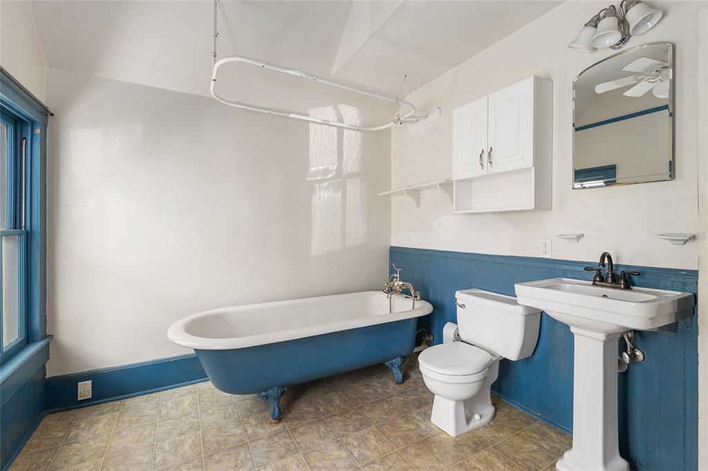 306 Northeast 3rd Street Gainesville, FL 32601 - Photo 41 of 88 a bathroom with a sink toilet a mirror and bathtub