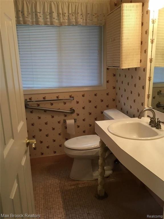 29334 Rambling Road Southfield, MI 48076 - Photo 8 of 29