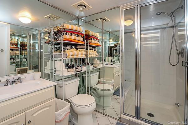 32 Randy Lane Plainview, NY 11803 - Photo 21 of 26 a bathroom with a sink toilet and shower