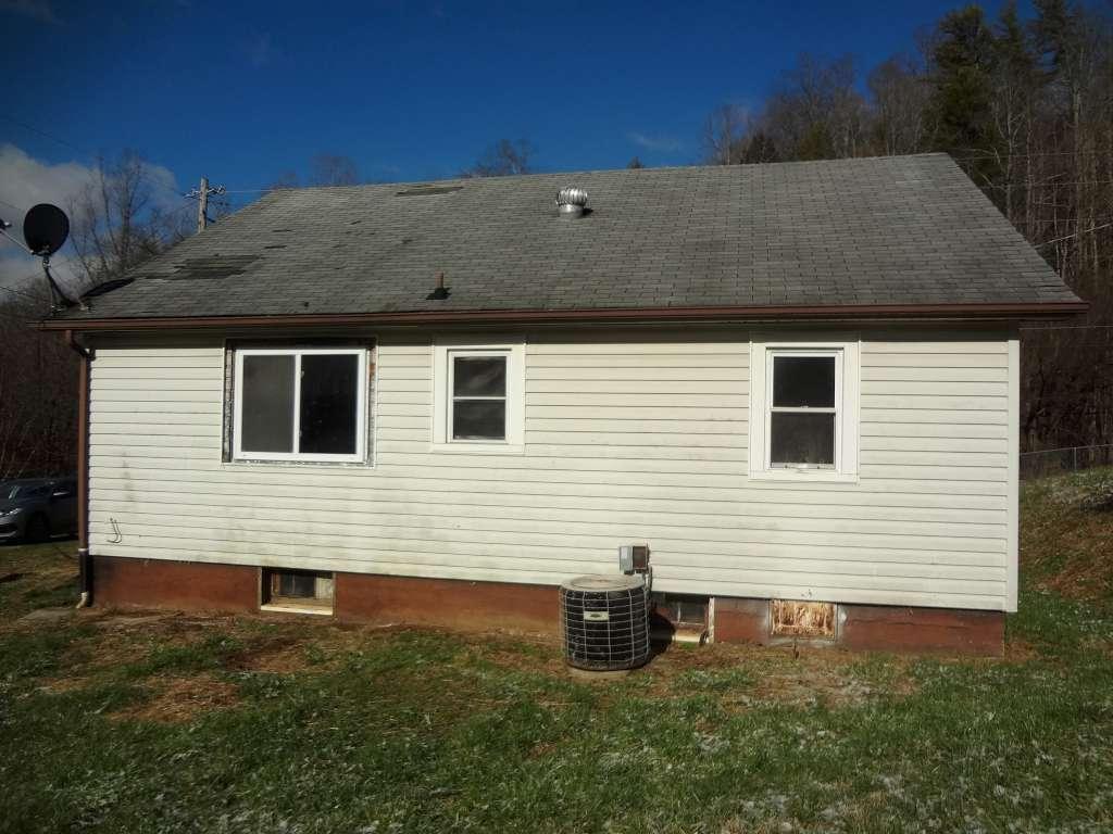 858 Blue Springs Road Elizabethton, TN 37643 - Photo 2 of 8 2 Back
