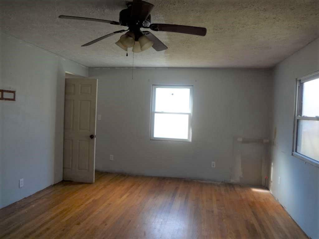 858 Blue Springs Road Elizabethton, TN 37643 - Photo 3 of 8 3 Living Room