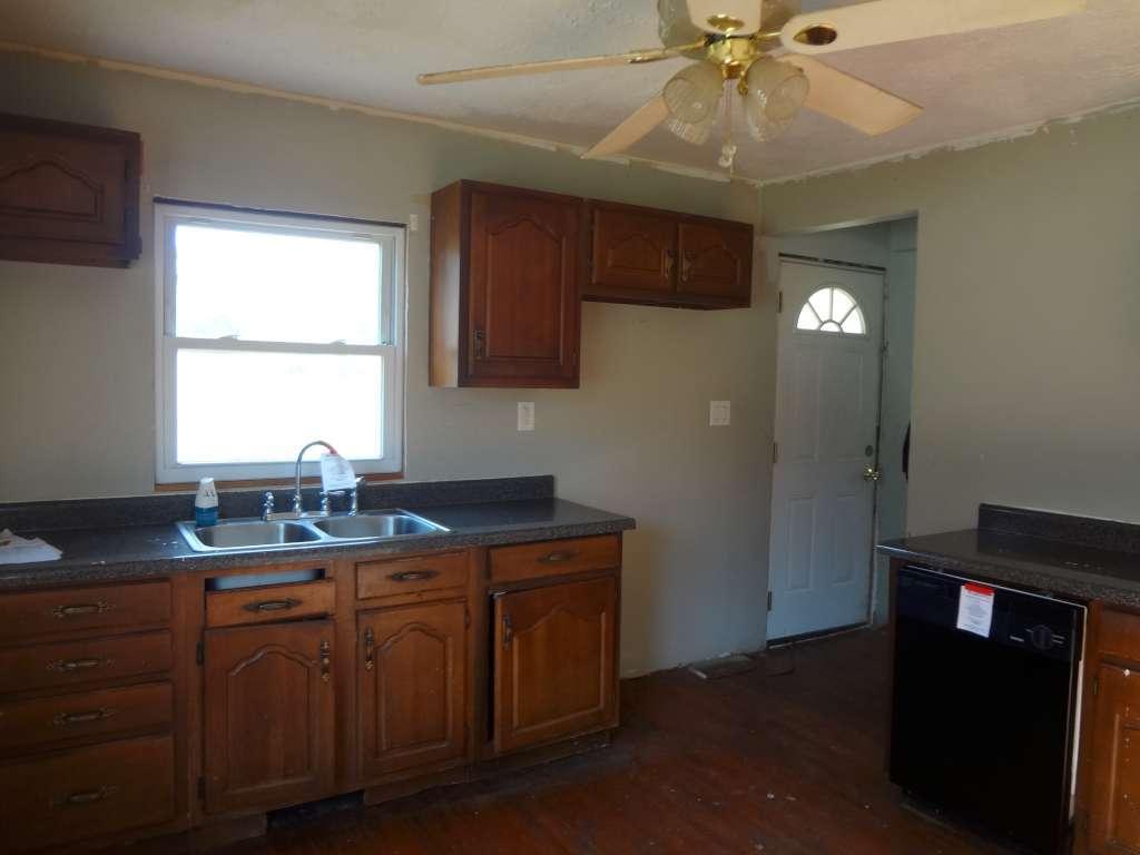 858 Blue Springs Road Elizabethton, TN 37643 - Photo 4 of 8 4 Kitchen