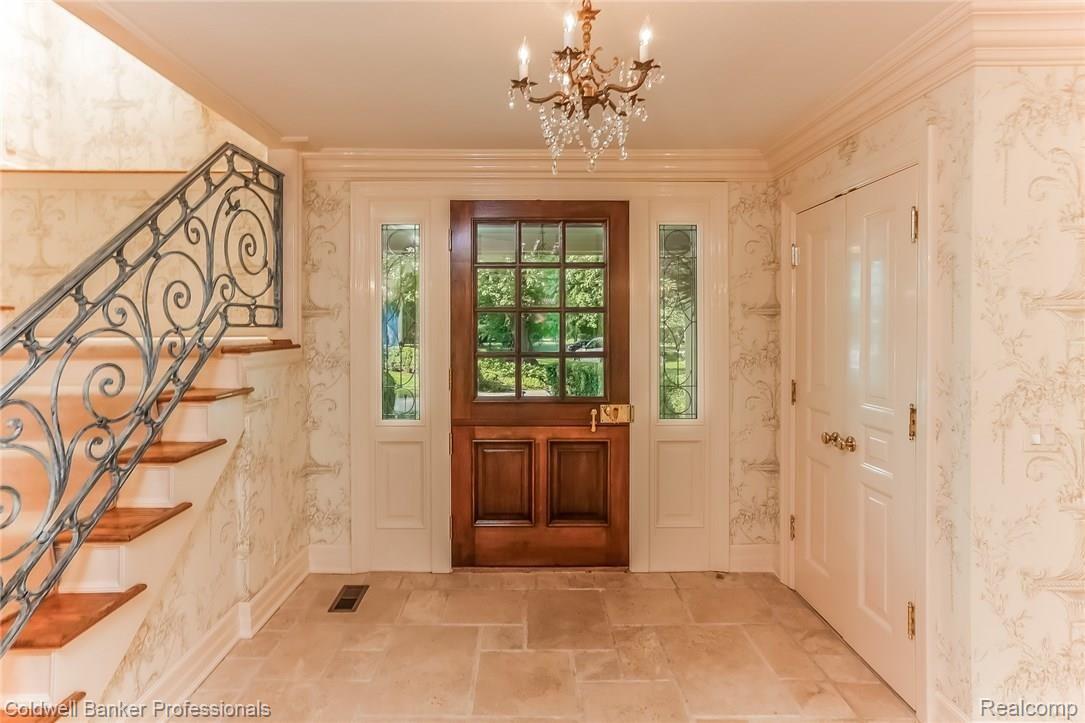 005-Foyer-2796360-medium.jpg