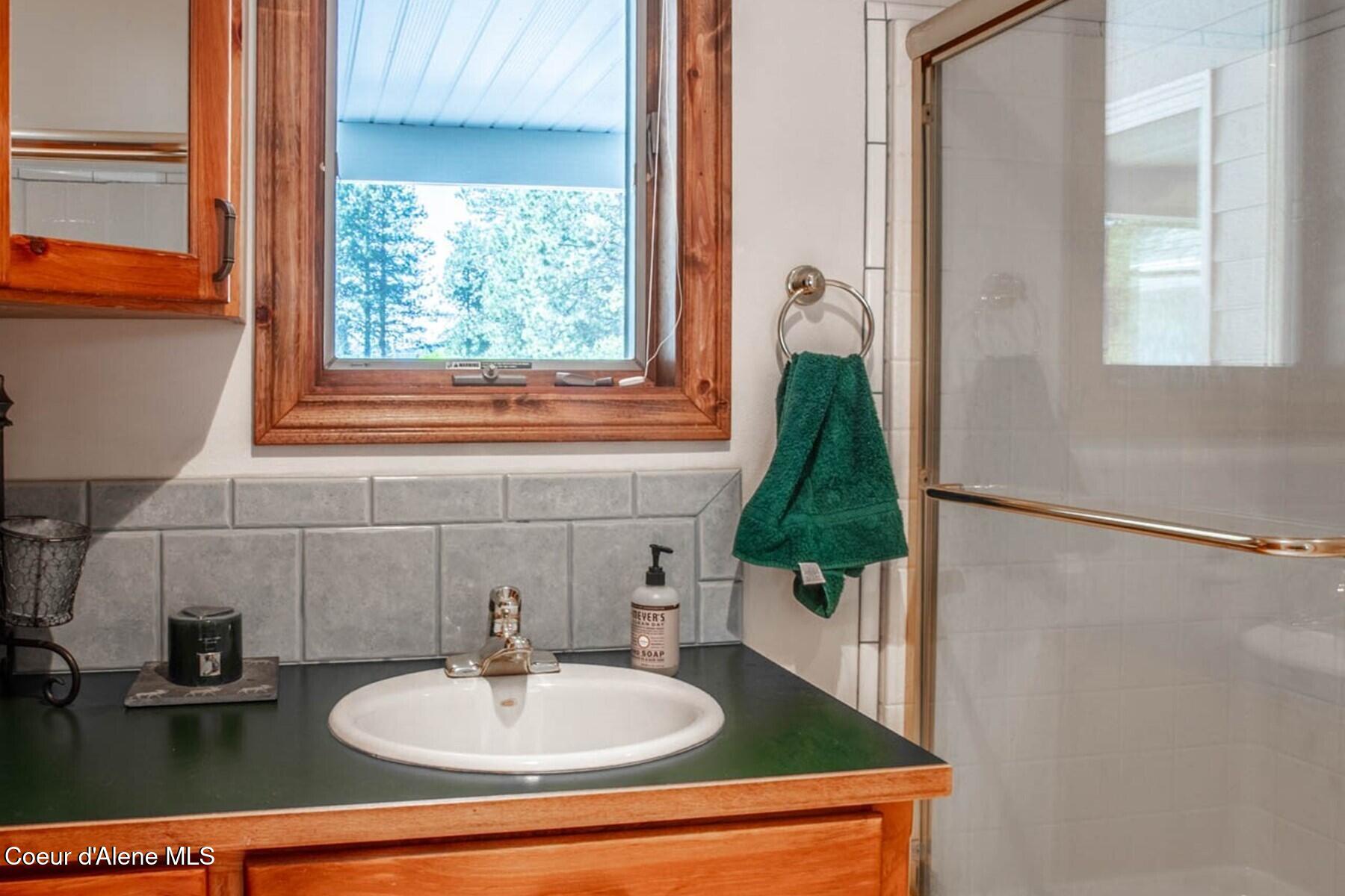 433 Campbell Point Road Laclede, ID 83841 - Photo 27 of 70 Guest Bath - Main Level