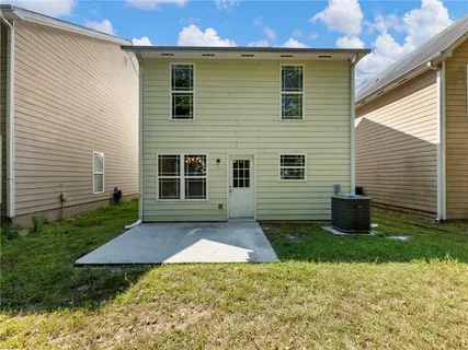 a view of a house with yard