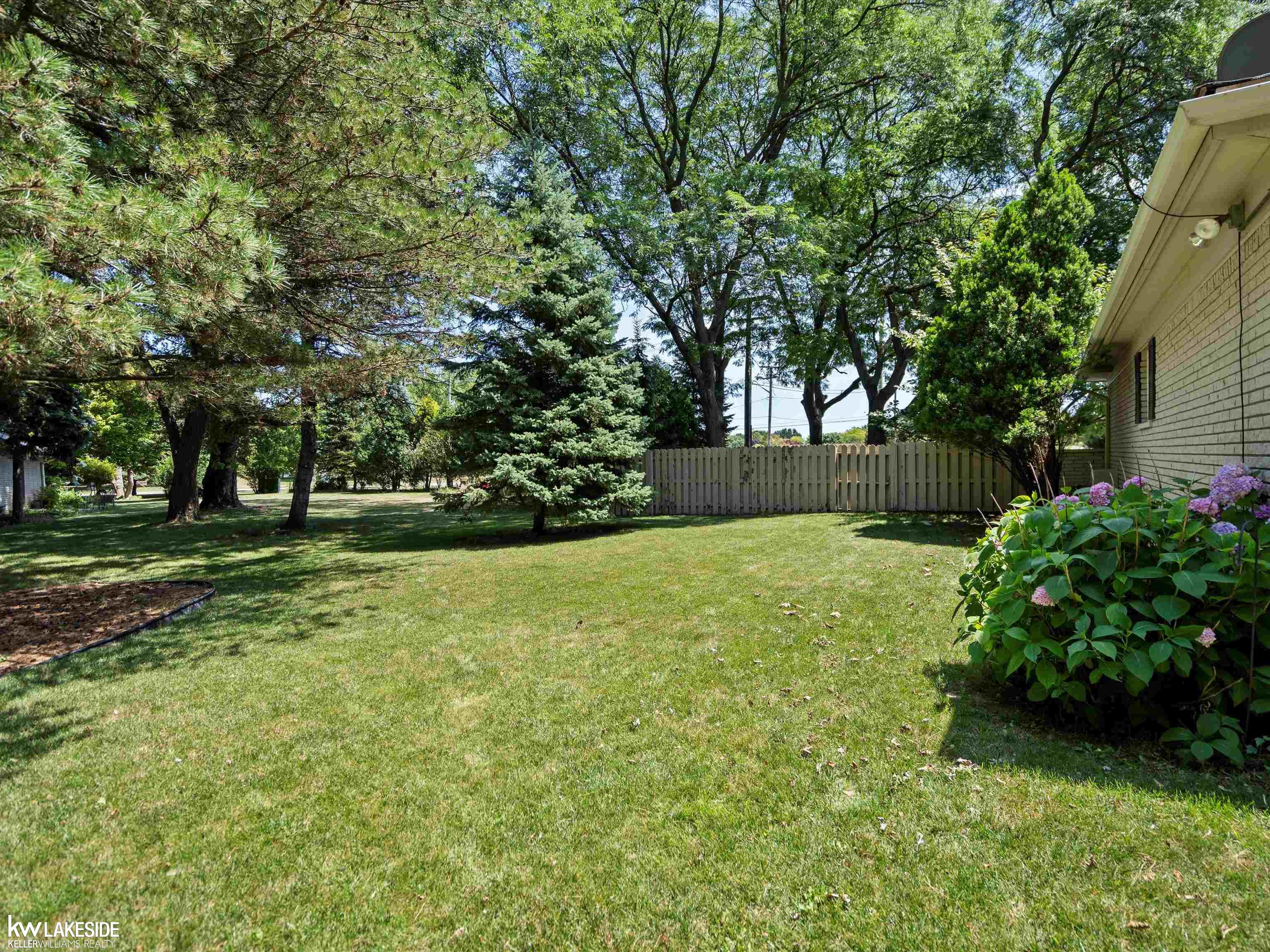 11585 Chicago Road Warren, MI 48093 - Photo 7 of 55 Large Yard