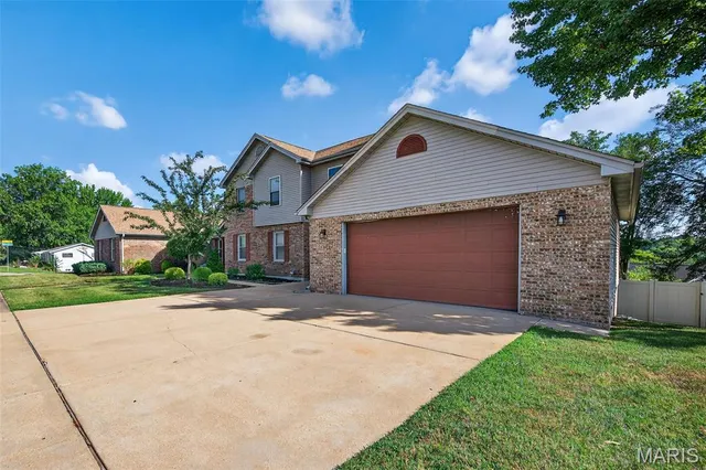 $750,000 | 4931 Theiss Road, St. Louis, MO 63128