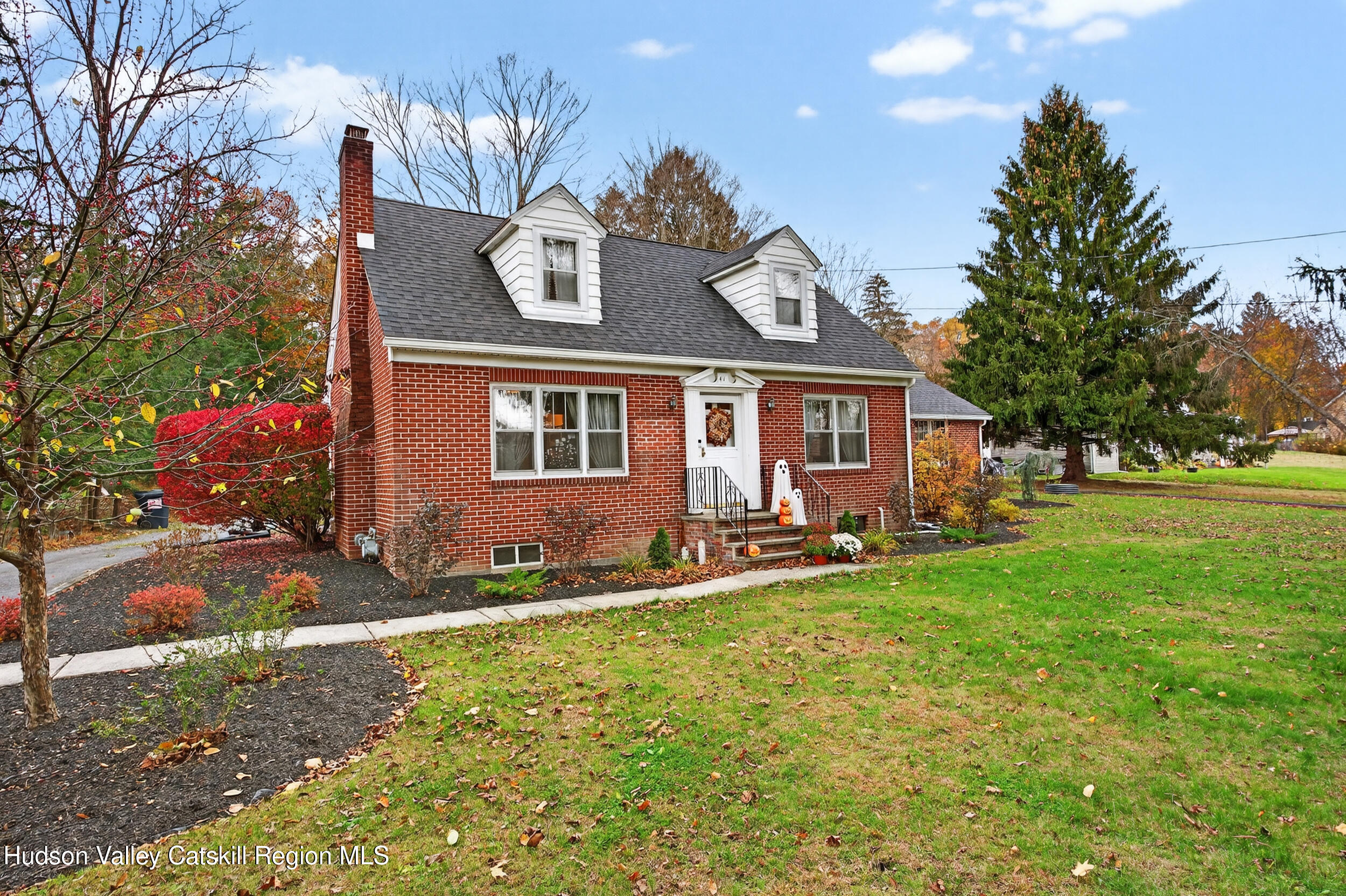 a view of a house with backyard