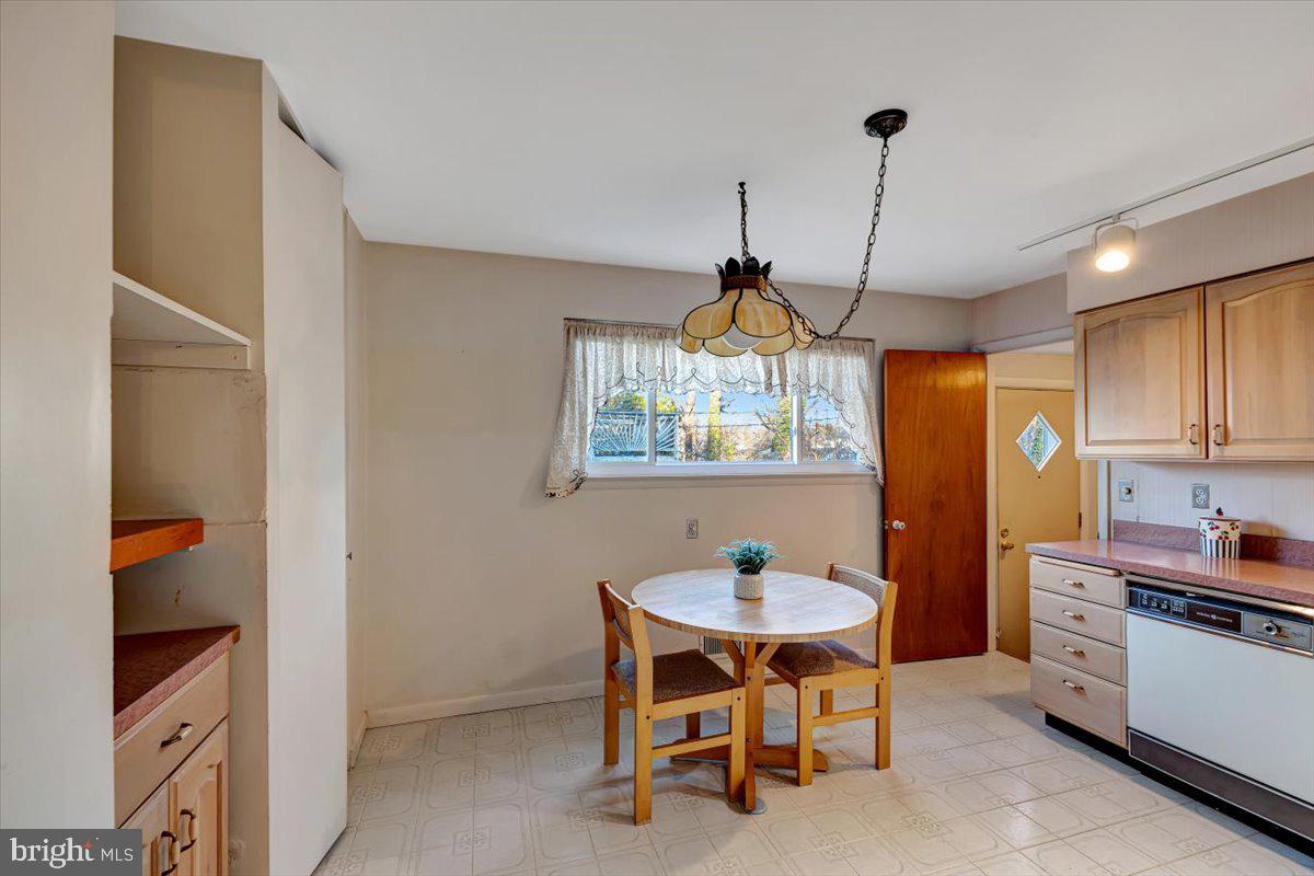 3854 Terka Circle Randallstown, MD 21133 - Photo 8 of 19 a dining room with furniture and window