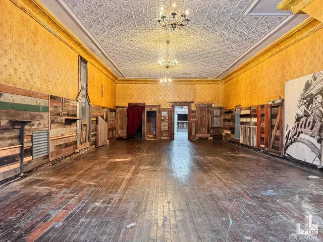 a view of livingroom with furniture