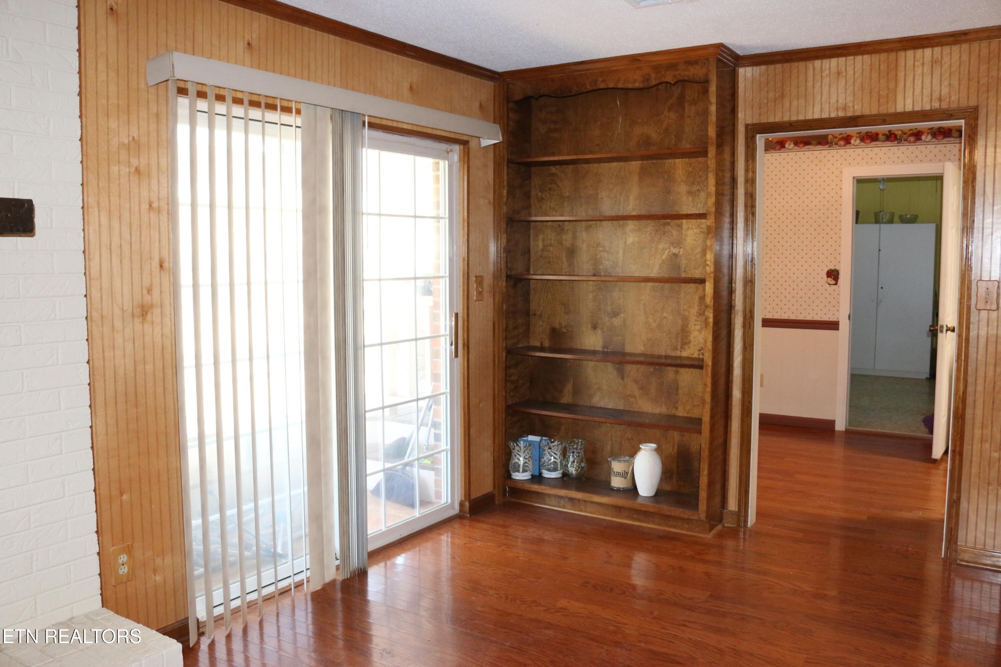 153 Vanderview Drive Seymour, TN 37865 - Photo 20 of 22 a view of a room with wooden floor and a window
