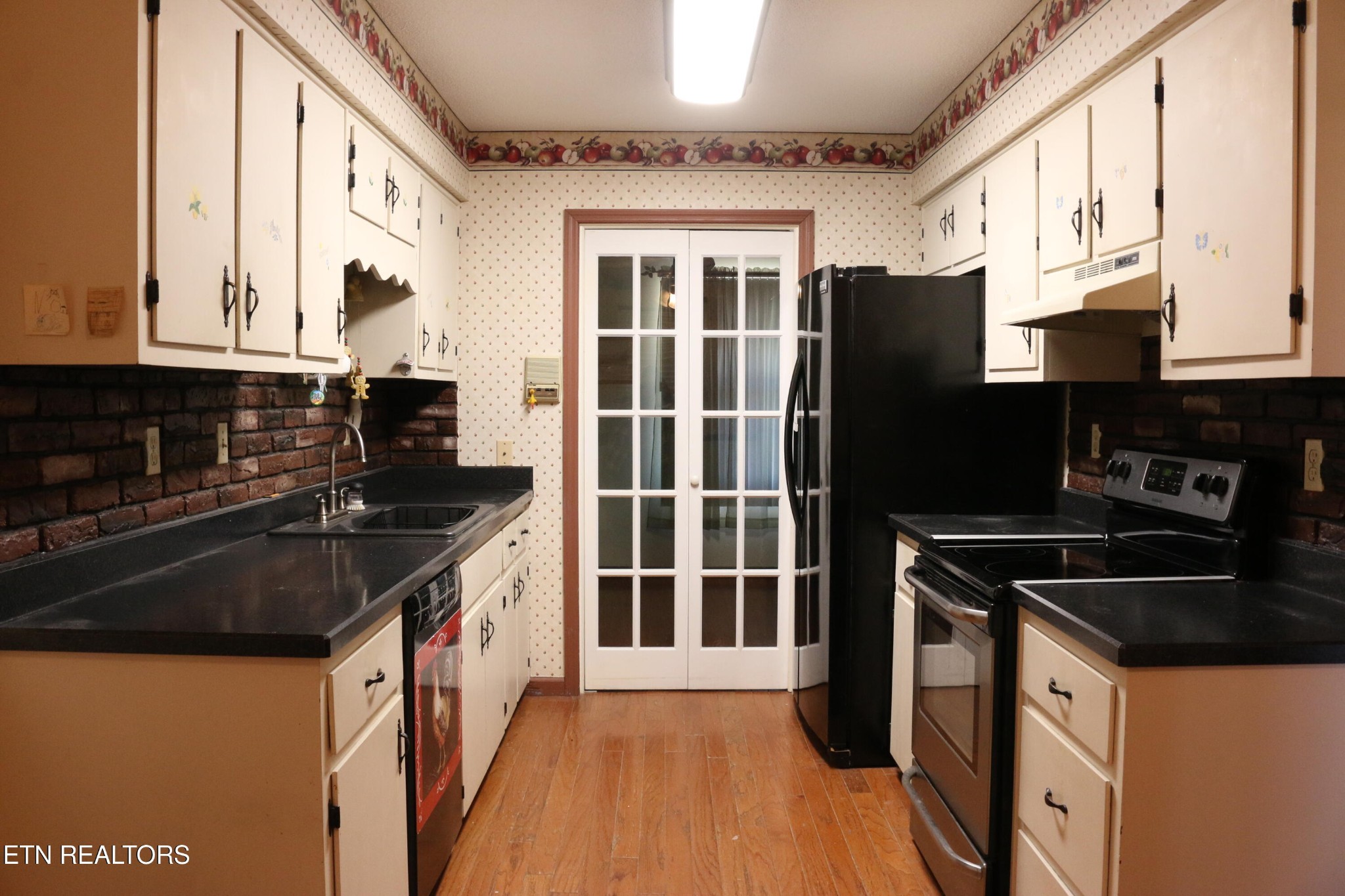 153 Vanderview Drive Seymour, TN 37865 - Photo 2 of 22 a kitchen with granite countertop a stove and a refrigerator