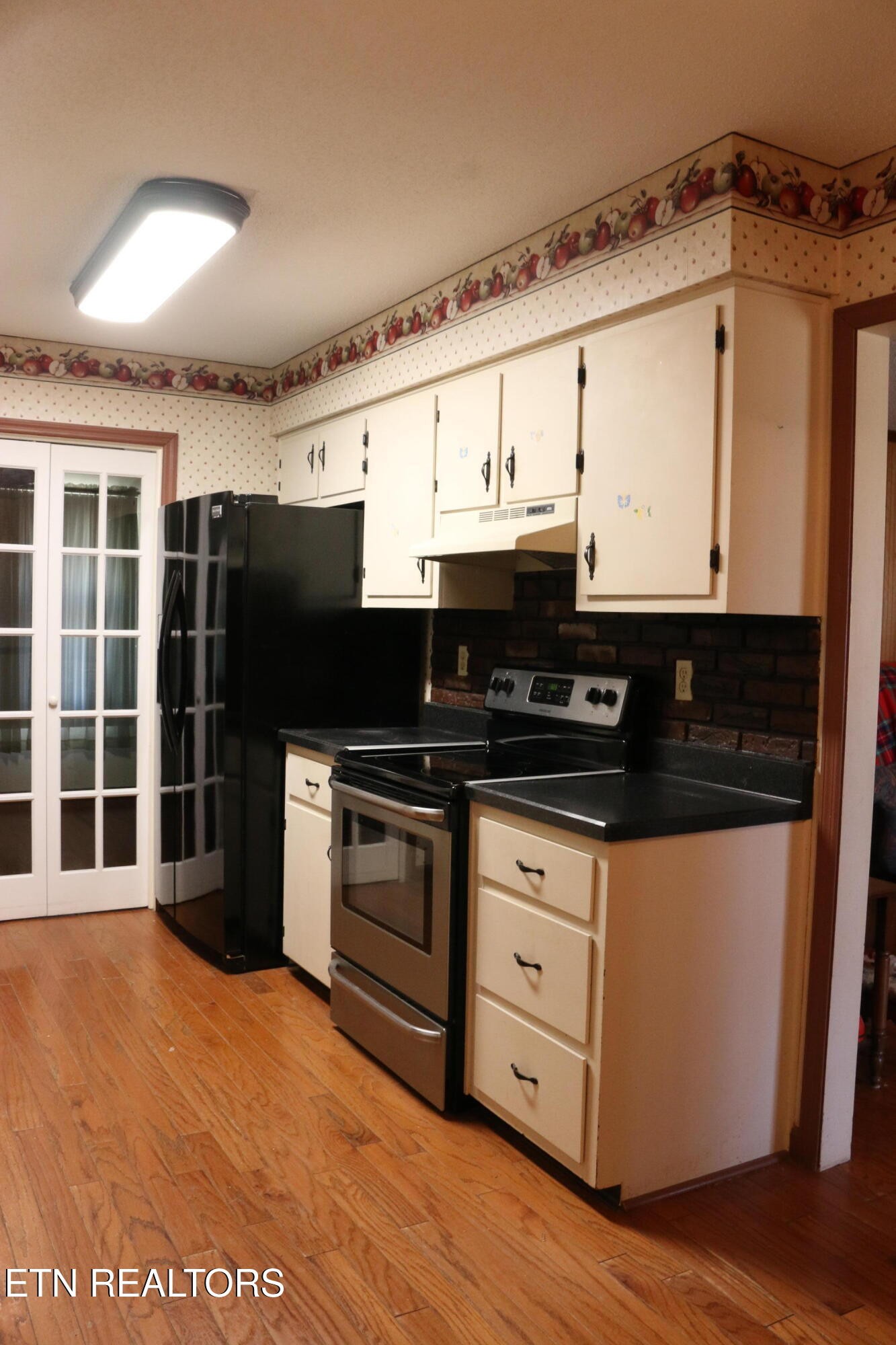 153 Vanderview Drive Seymour, TN 37865 - Photo 4 of 22 a kitchen with stainless steel appliances granite countertop a stove and a refrigerator