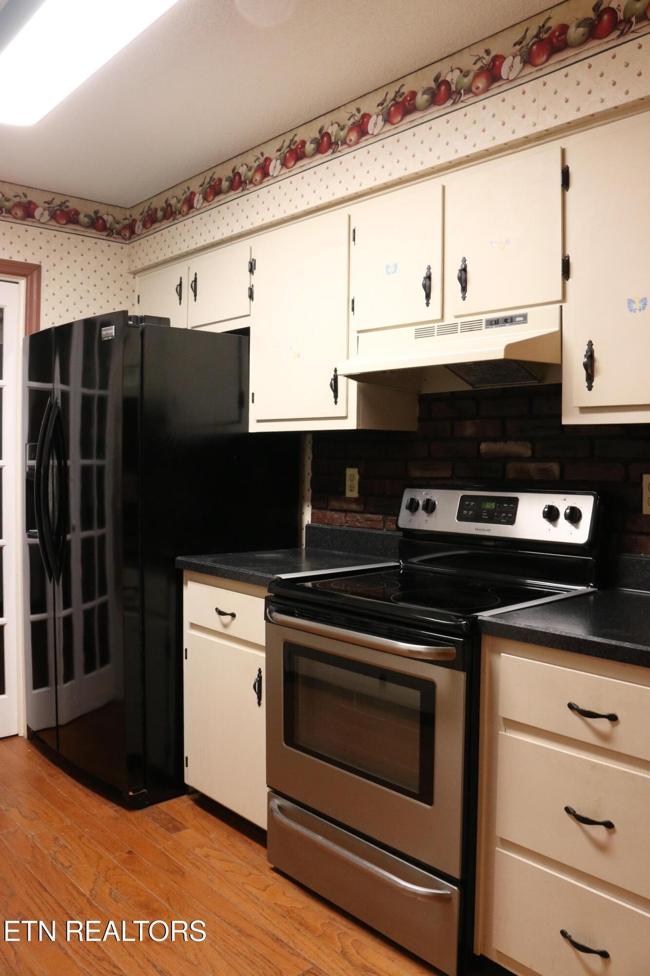 153 Vanderview Drive Seymour, TN 37865 - Photo 5 of 22 a kitchen with stainless steel appliances a stove and a refrigerator