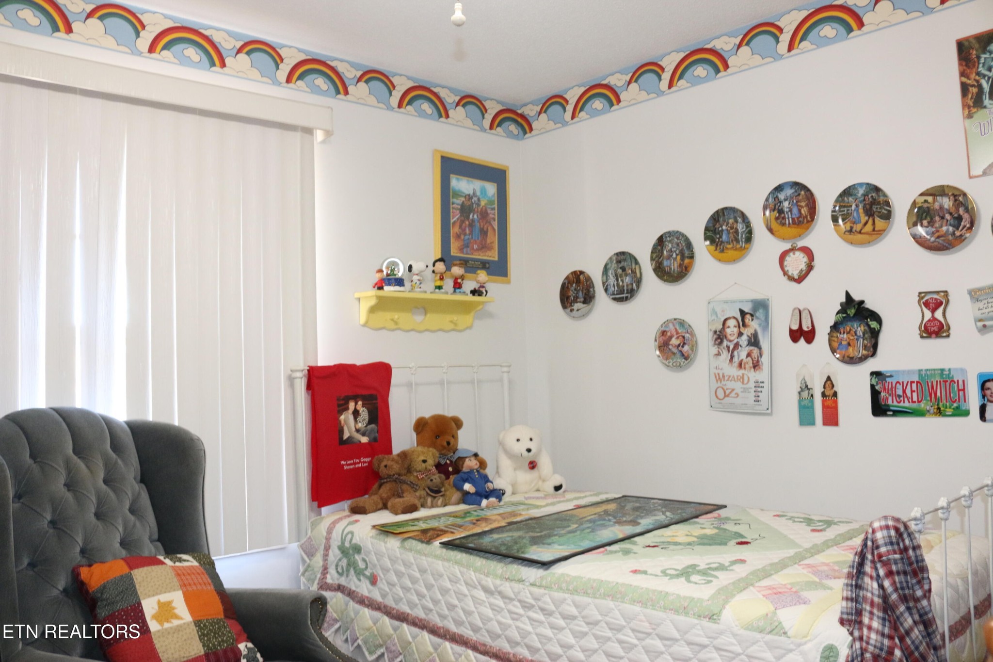 153 Vanderview Drive Seymour, TN 37865 - Photo 8 of 22 a bedroom with a bed and a couch