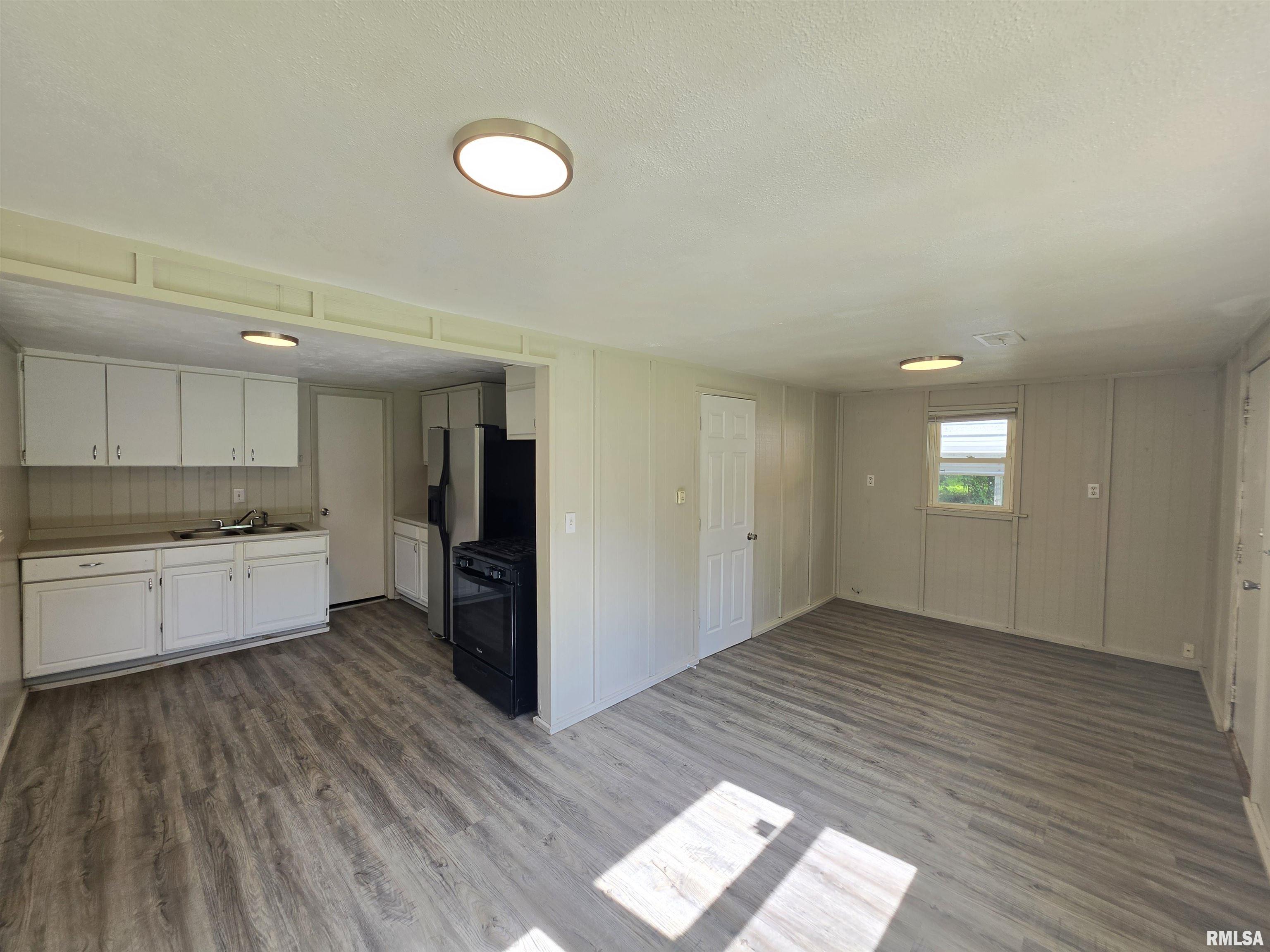 428 La Rosh Court Creve Coeur, IL 61610 - Photo 2 of 10