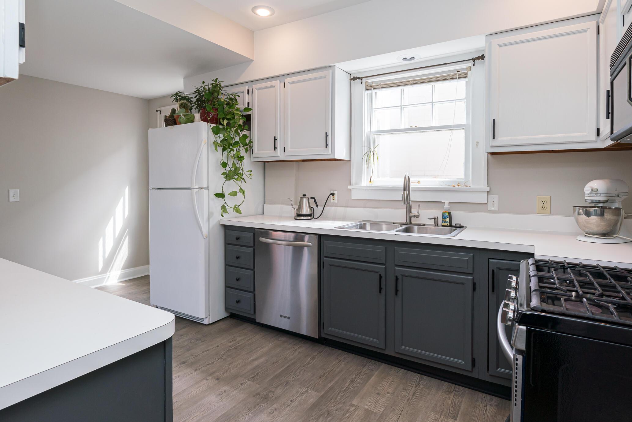 214 East Pacemont Road Columbus, OH 43202 - Photo 11 of 38 Kitchen with white & grey paneling