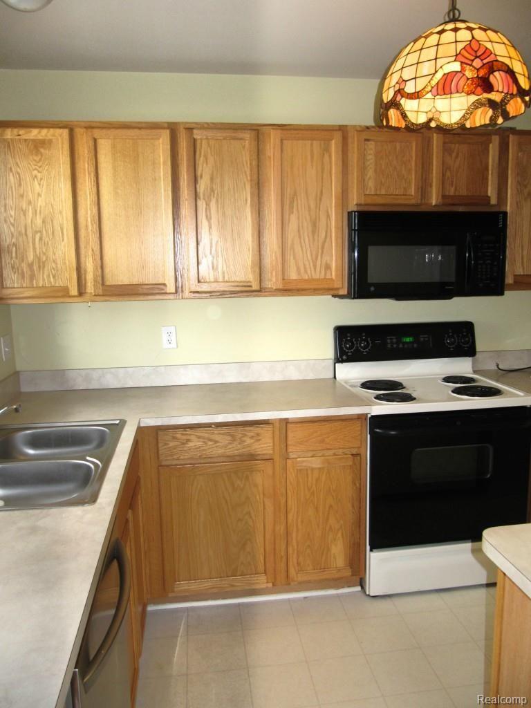 1871 Flagstone Circle, Unit 144 Rochester, MI 48307 - Photo 22 of 30 IMG_6273.jpg