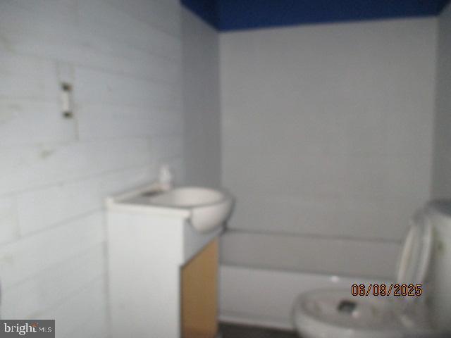 1142 West Nevada Street Philadelphia, PA 19133 - Photo 12 of 16 a bathroom with a bathtub and shower