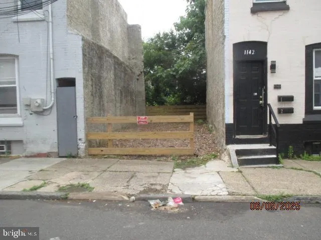 a view of a entrance gate of the house