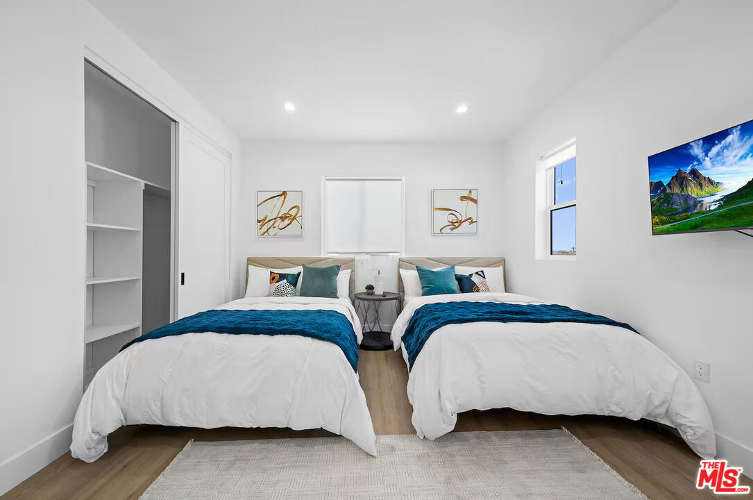 201 South Westlake Avenue, Unit 203 1/2 Los Angeles, CA 90057 - Photo 18 of 27 a bedroom with two beds and a painting on the wall