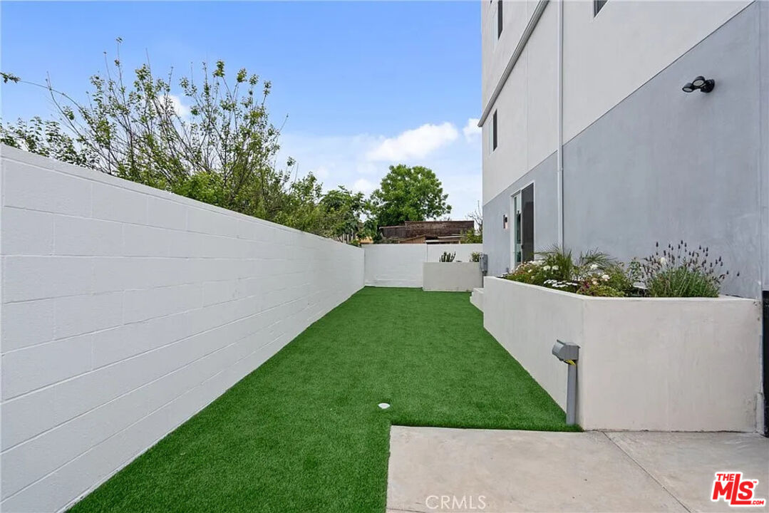 201 South Westlake Avenue, Unit 203 1/2 Los Angeles, CA 90057 - Photo 24 of 27 a view of a outdoor space