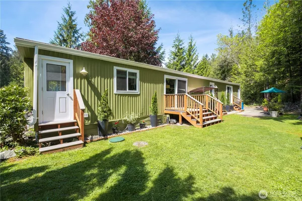 a view of a house with backyard