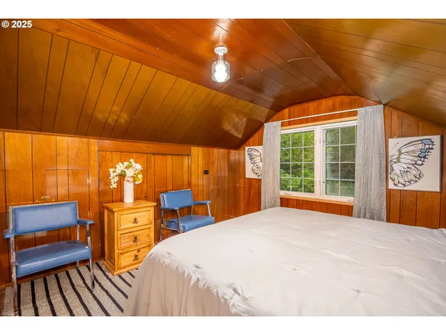 a small barn in the middle of a yard