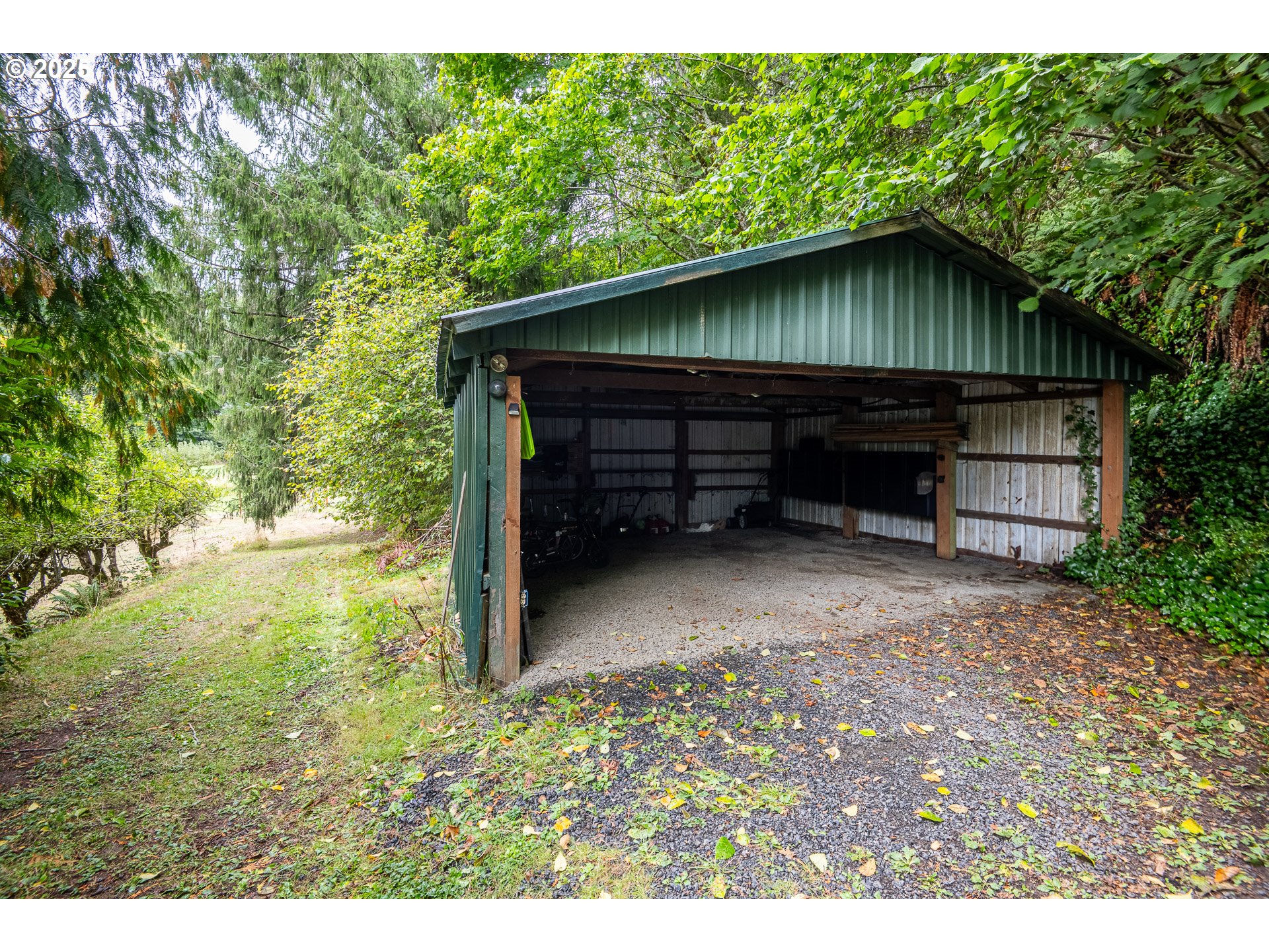 29 Neal Loop Toledo, OR 97391 - Photo 27 of 45 a small barn in the middle of a yard