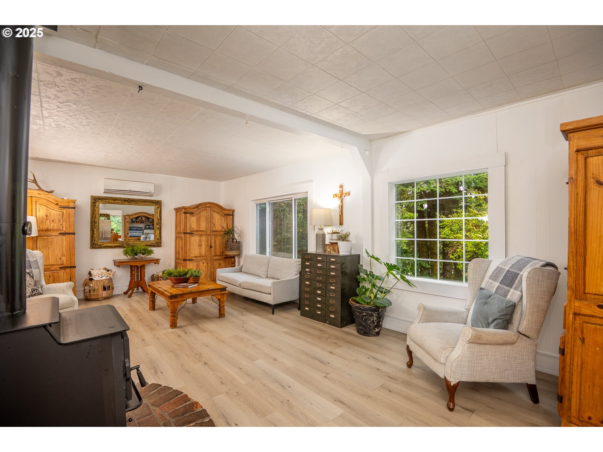 29 Neal Loop Toledo, OR 97391 - Photo 10 of 45 a living room with furniture and a large window
