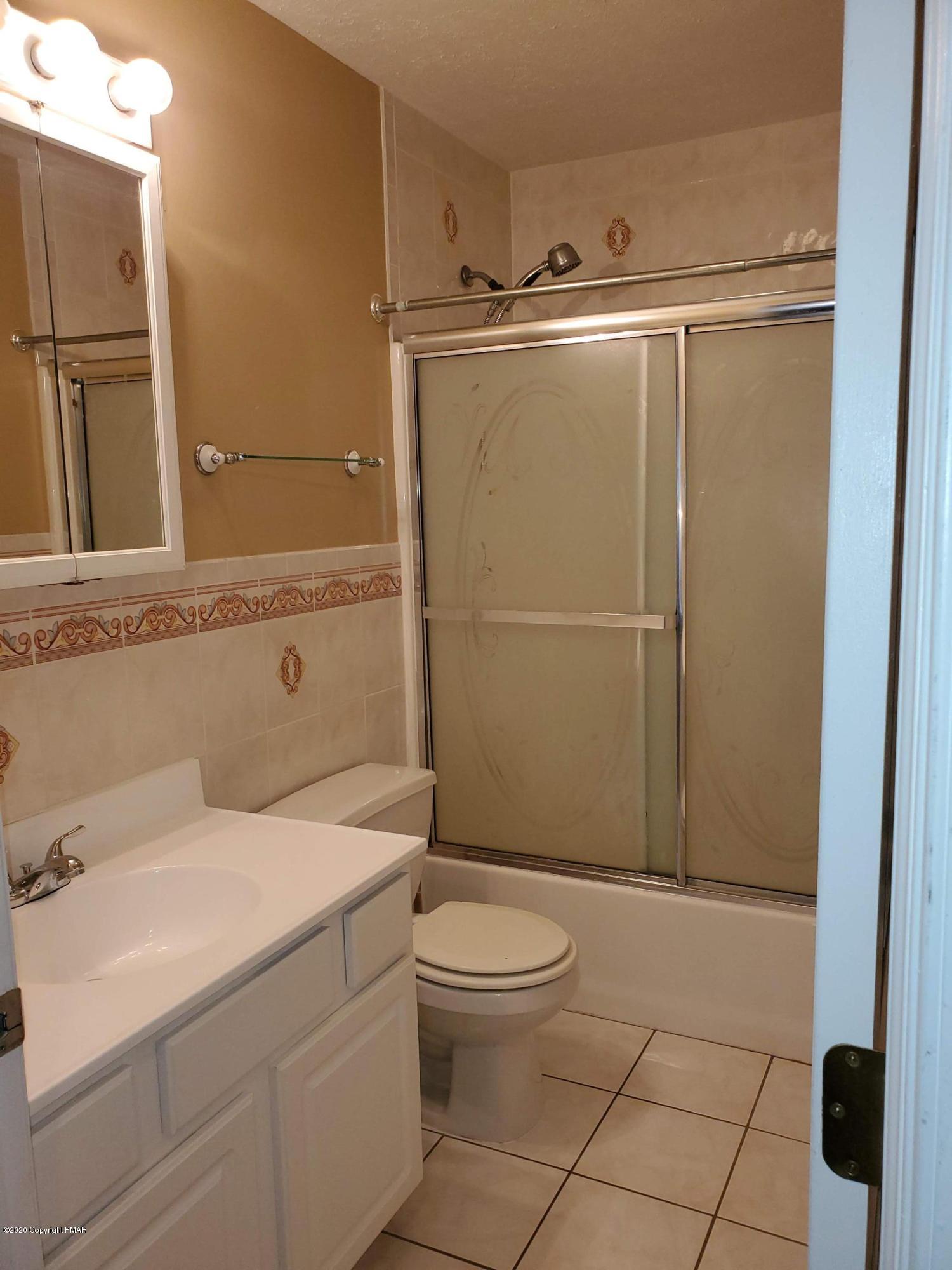 2147 Titania Road Tobyhanna, PA 18466 - Photo 21 of 32 Main Bath
