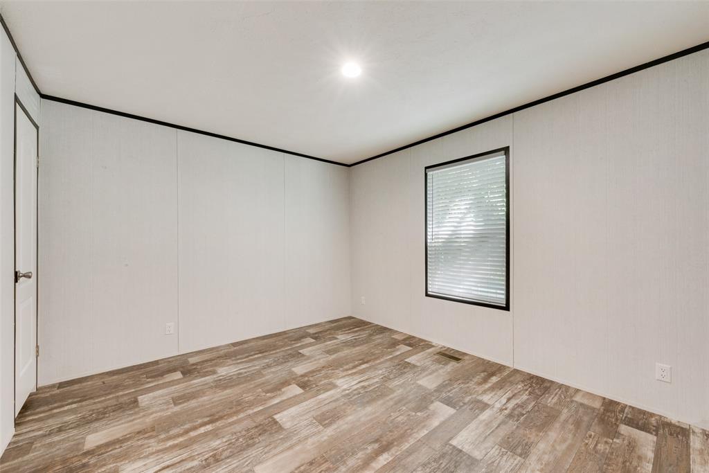 60 Tecumseh Road Valley View, TX 76272 - Photo 14 of 17 an empty room with a window