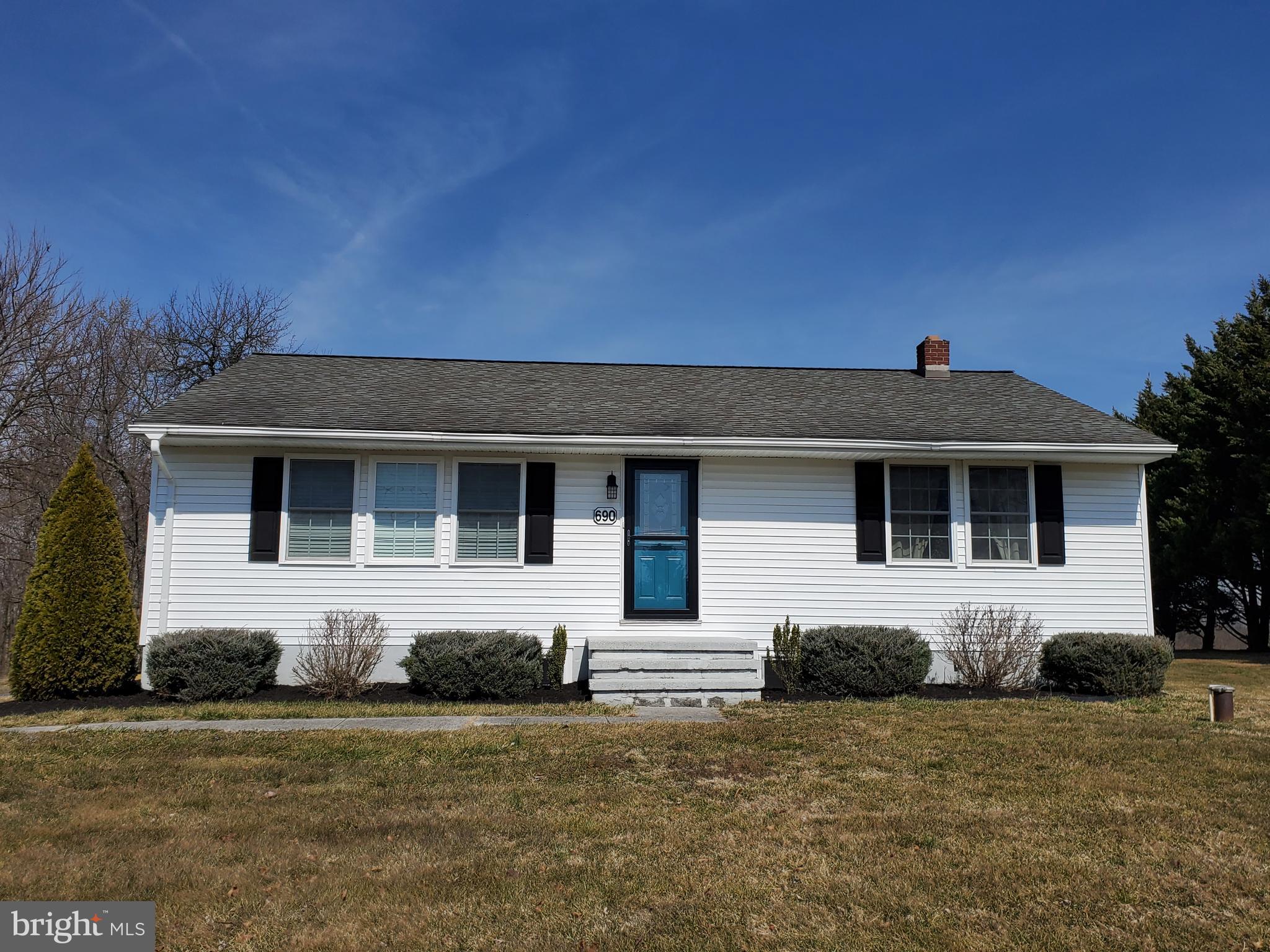 690 Georgetown Road Littlestown, PA 17340 - Photo 4 of 32 Meticulously maintained inside and out!