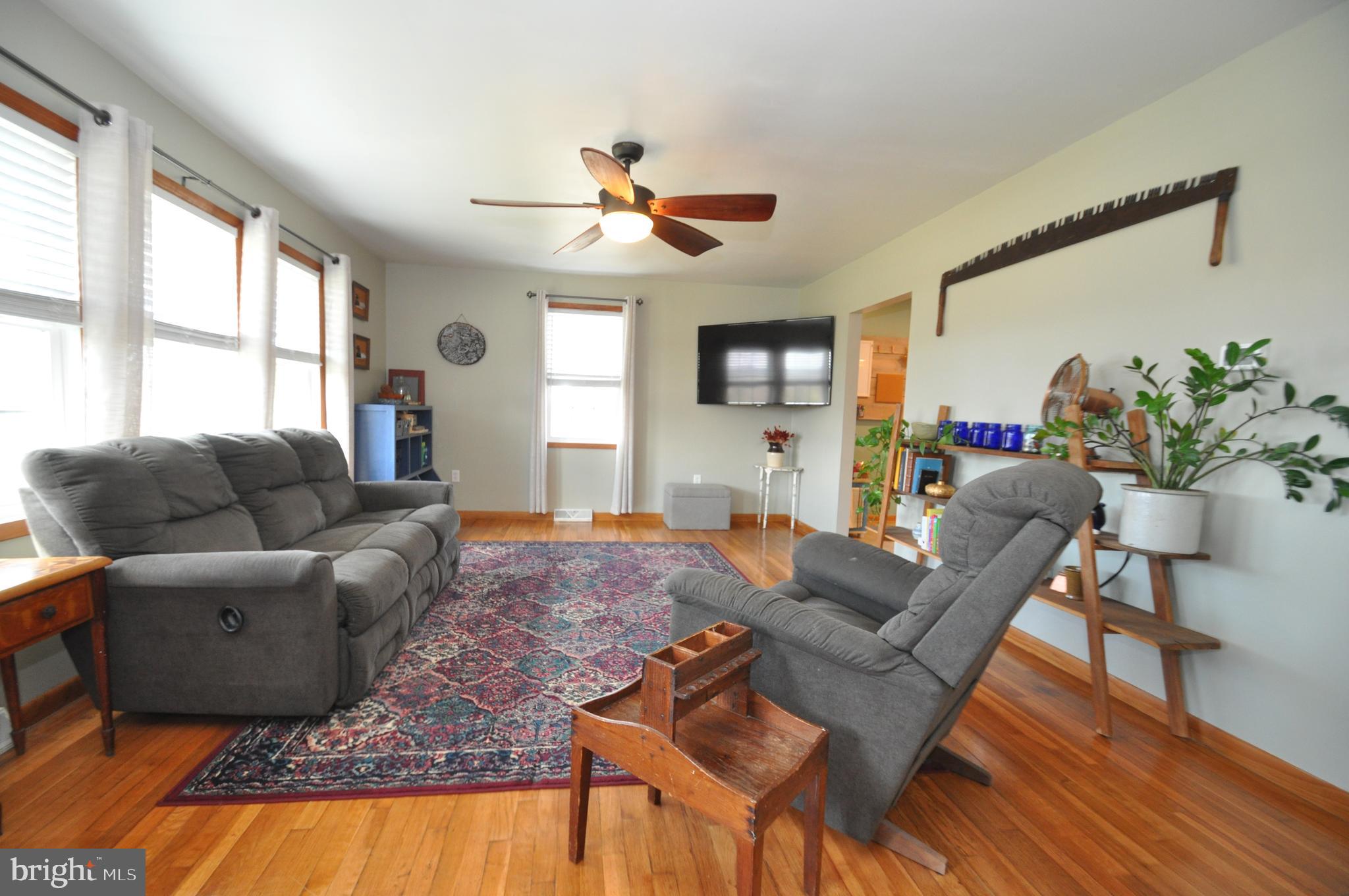 690 Georgetown Road Littlestown, PA 17340 - Photo 5 of 32 Gleaming hardwood floors