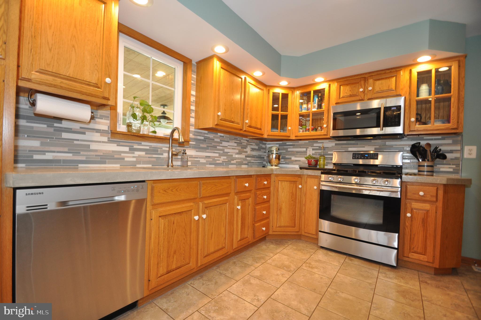 690 Georgetown Road Littlestown, PA 17340 - Photo 6 of 32 Recessed lighting concrete counter top!