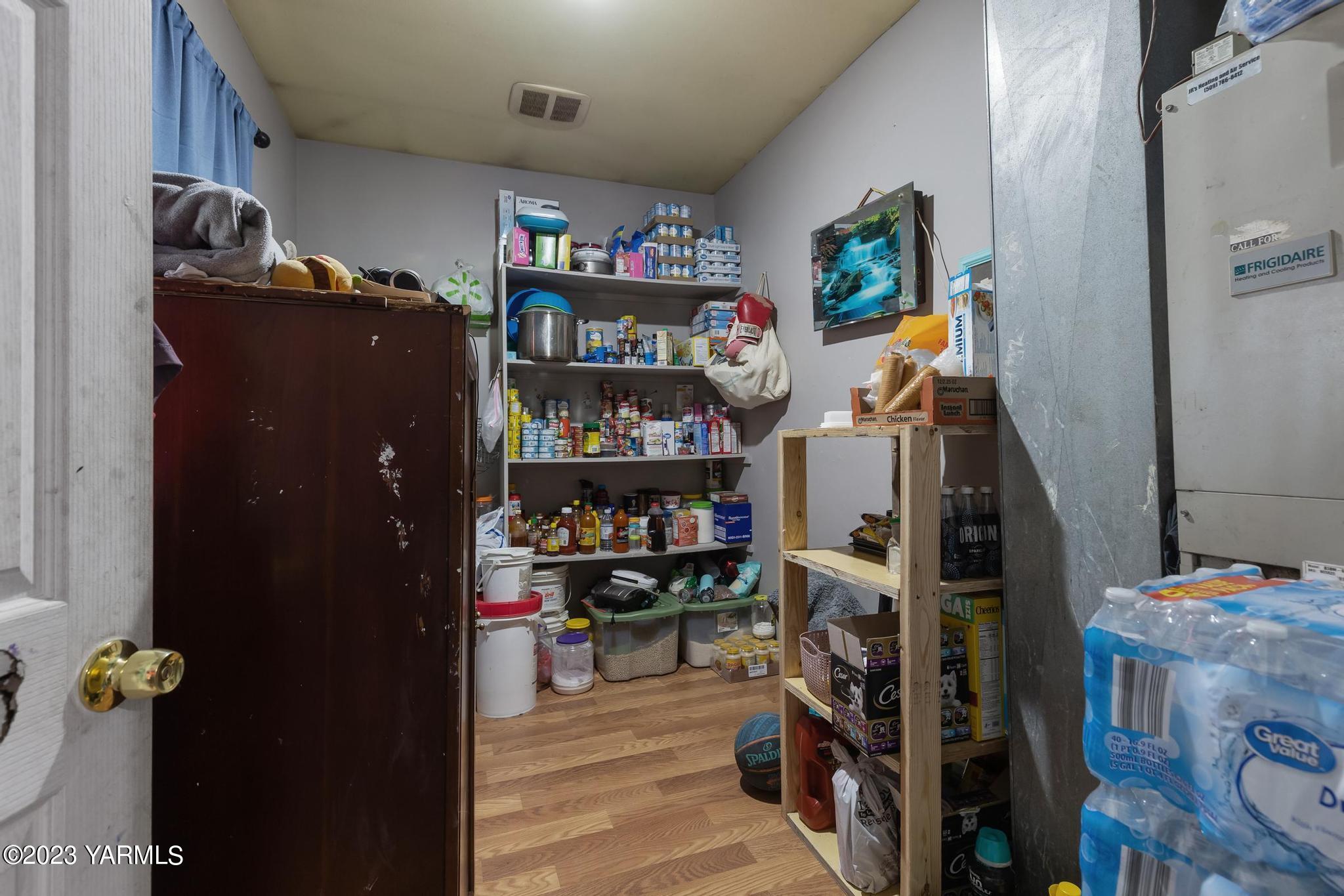 131 Ogle Road Grandview, WA 98930 - Photo 21 of 41 a view of walk in closet